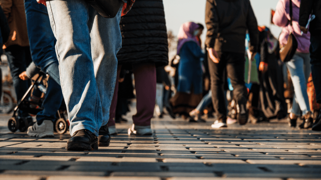 silêncio no canal de denúncias, multidão anônima caminhando
