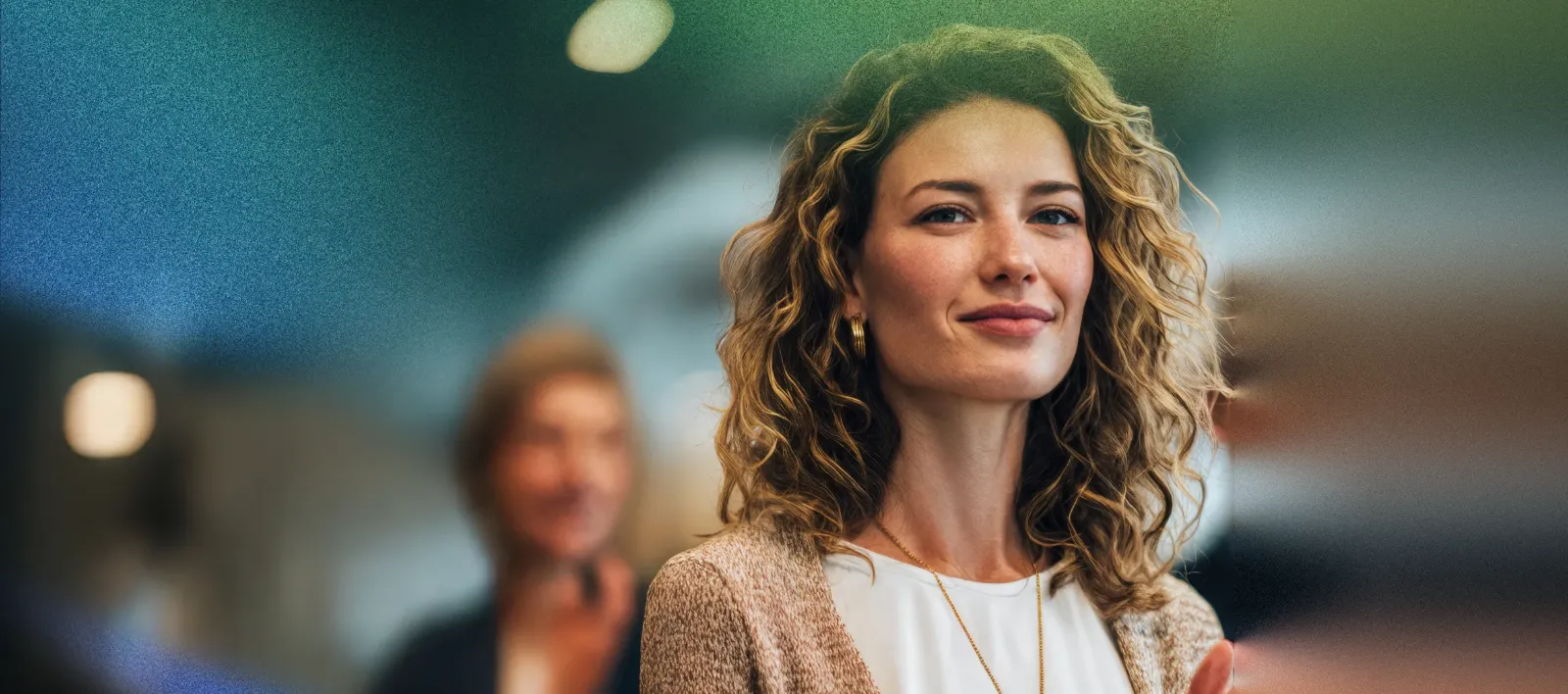 Profissional sorrindo em ambiente corporativo